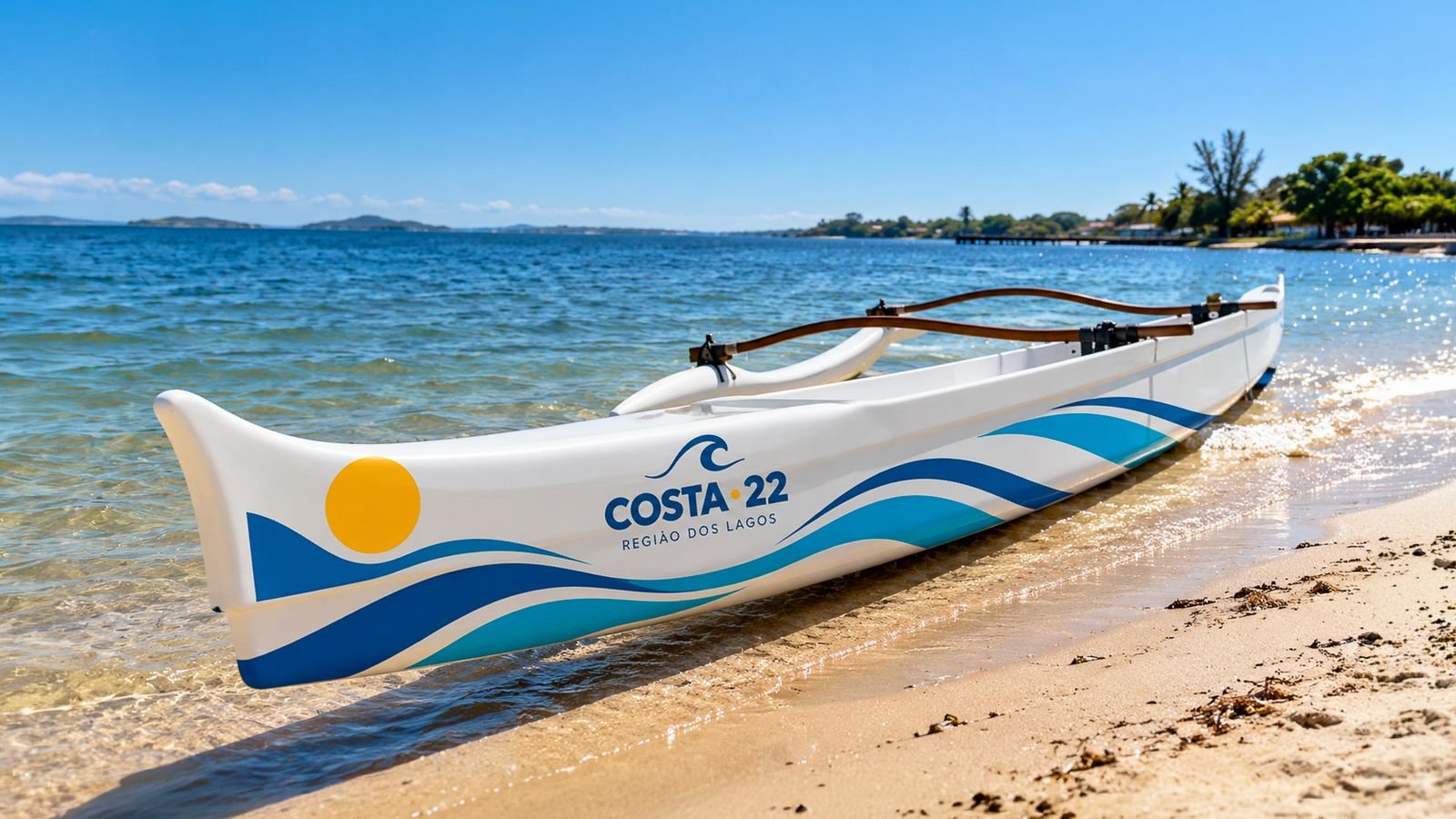Canoa havaiana com a marca Costa 22 na beira da praia